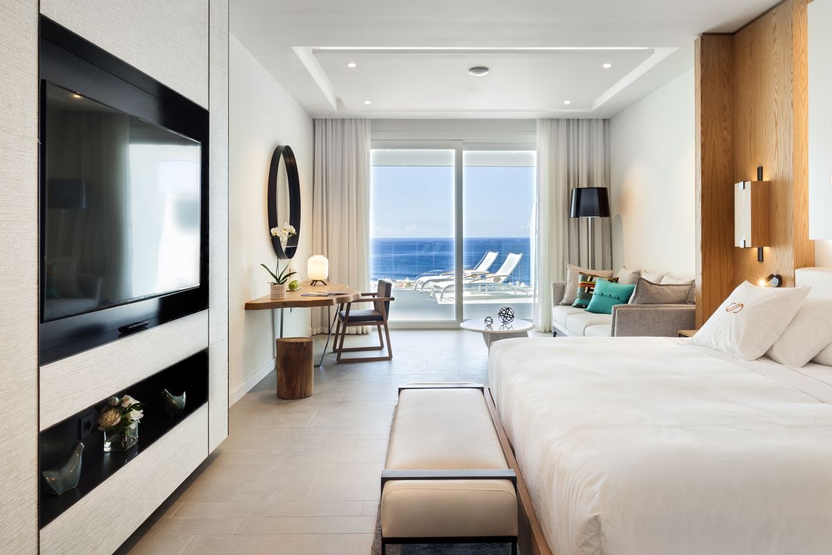 Helles Hotelzimmer in Tenerife mit Meerblick und modernem Dekor.