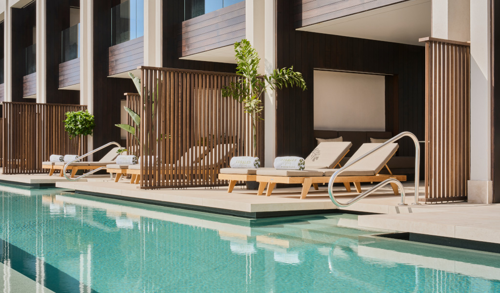 Sonnenliegen am Pool in einem Hotel in Costa Adeje, Teneriffa.