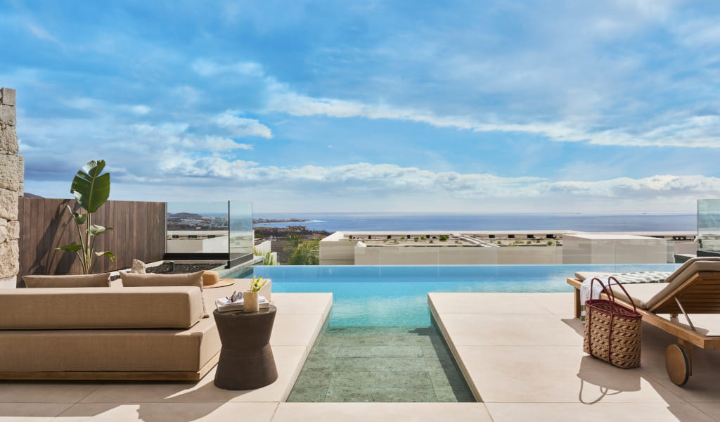 Luxusvilla in Adeje mit Pool und Meerblick auf Teneriffa.