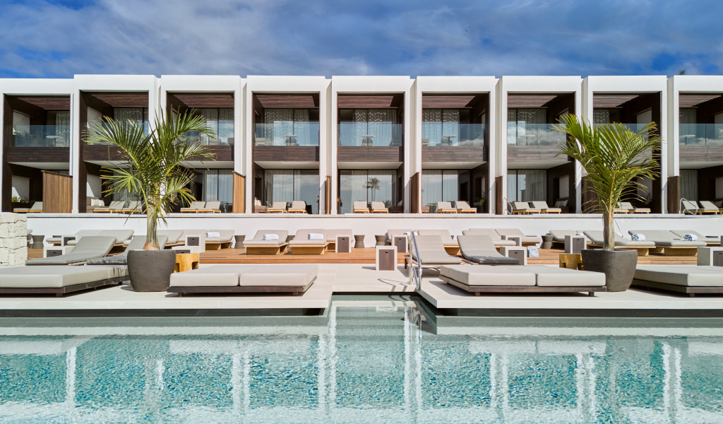 Moderne Hotelanlage mit Pool und Palmen in Costa Adeje, Teneriffa.