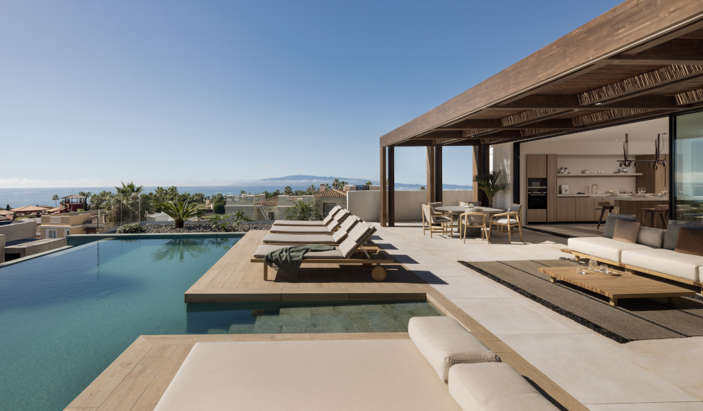 Luxusvilla mit Pool und Meerblick in Teneriffa, moderne Terrasse und Außenbereich.