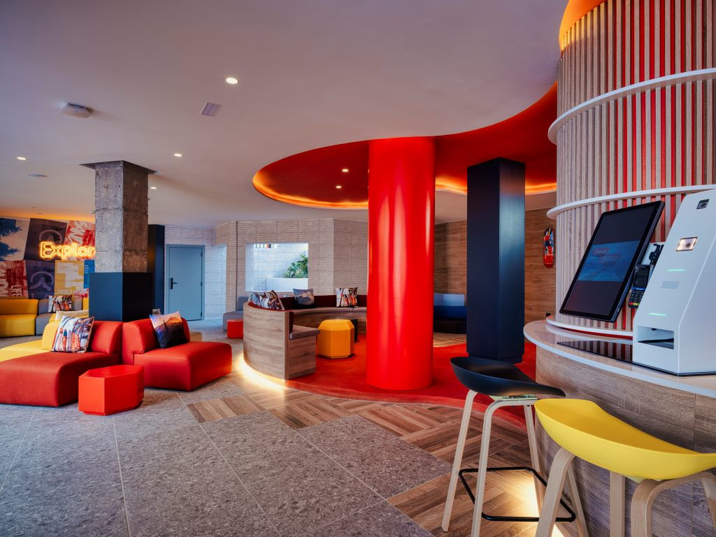 Moderne Lobby mit roten Sofas und Technik in Santa Cruz de Tenerife.