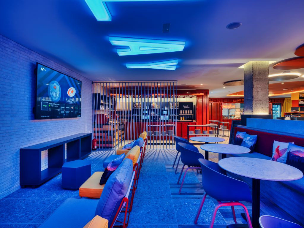 Beleuchteter Rastplatz in der Bar auf Teneriffa mit Gitter und Tischen.