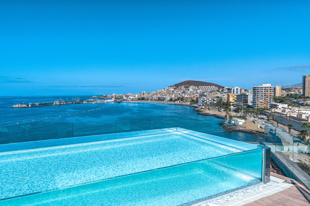 Infinity-Pool mit Blick auf die Küste von Los Cristianos, Teneriffa.