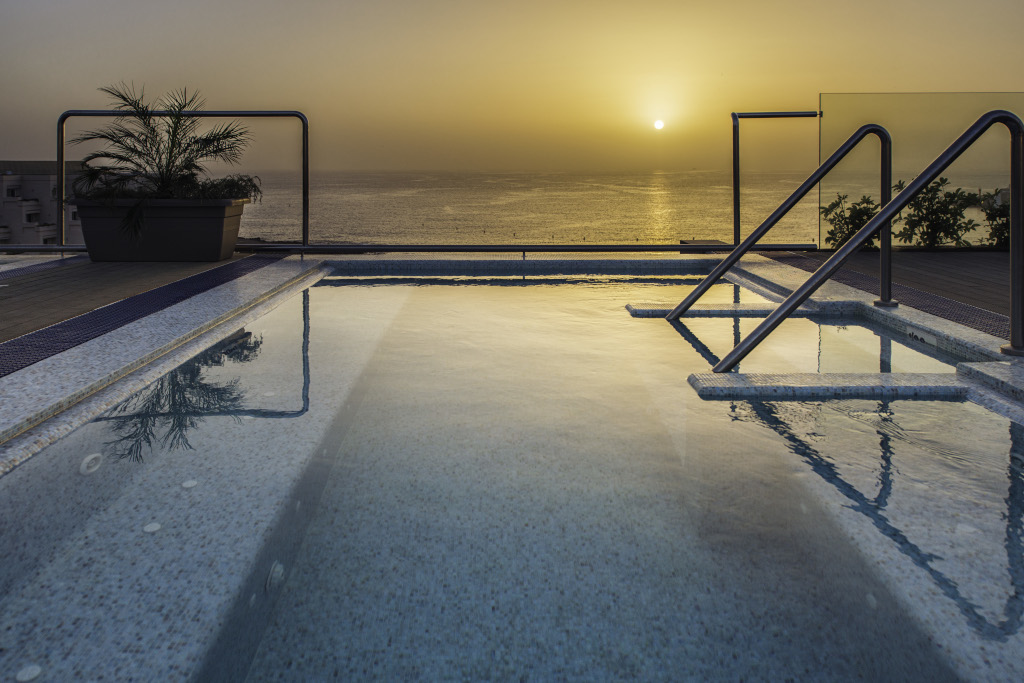 Pool mit Meerblick und Sonnenuntergang in Costa Adeje, Teneriffa.