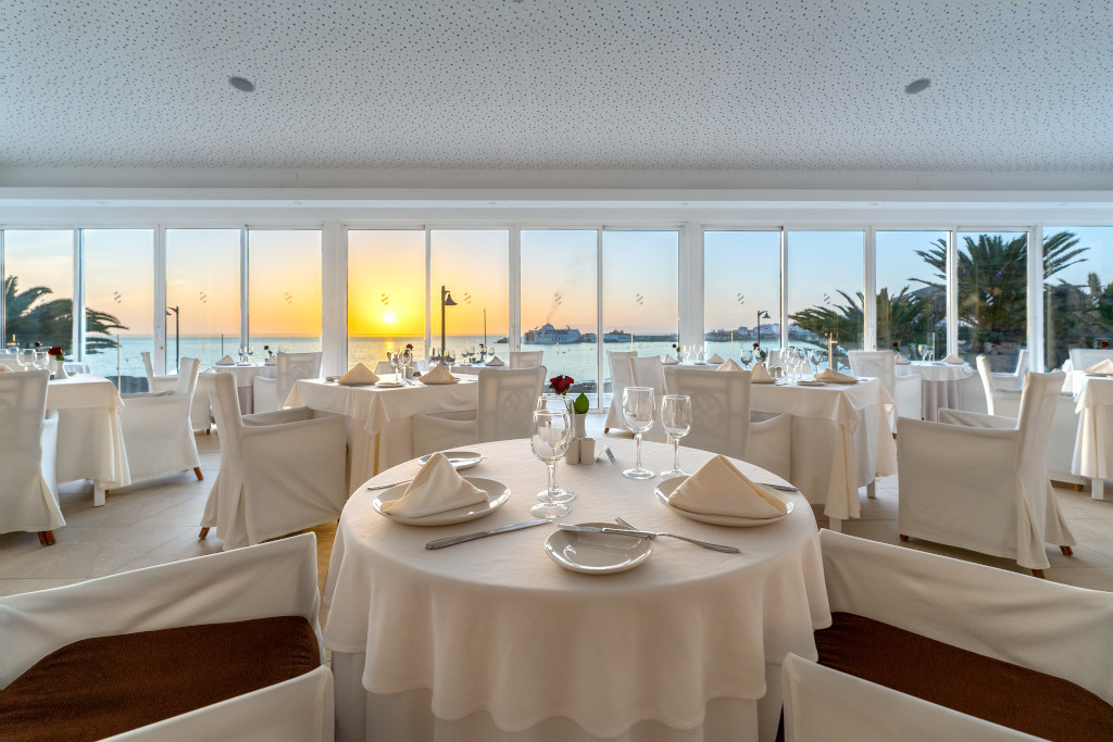 Restaurant mit Meerblick bei Sonnenuntergang, Tisch für Feiern in Tenerife.