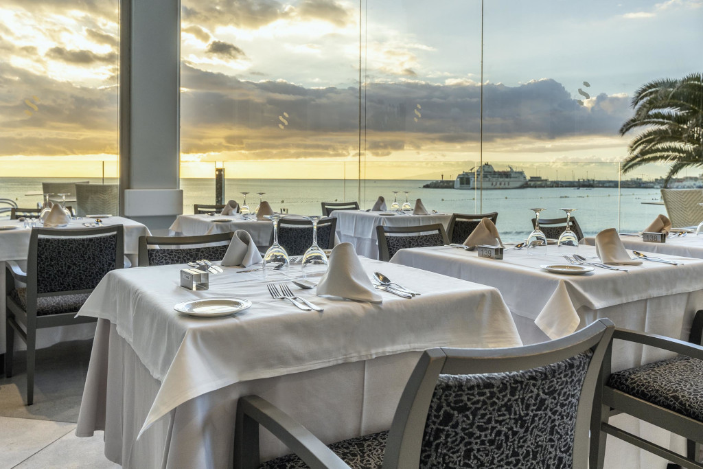 Gedeckter Tisch mit Meerblick und Schiff im Hintergrund in Santa Cruz de Tenerife.