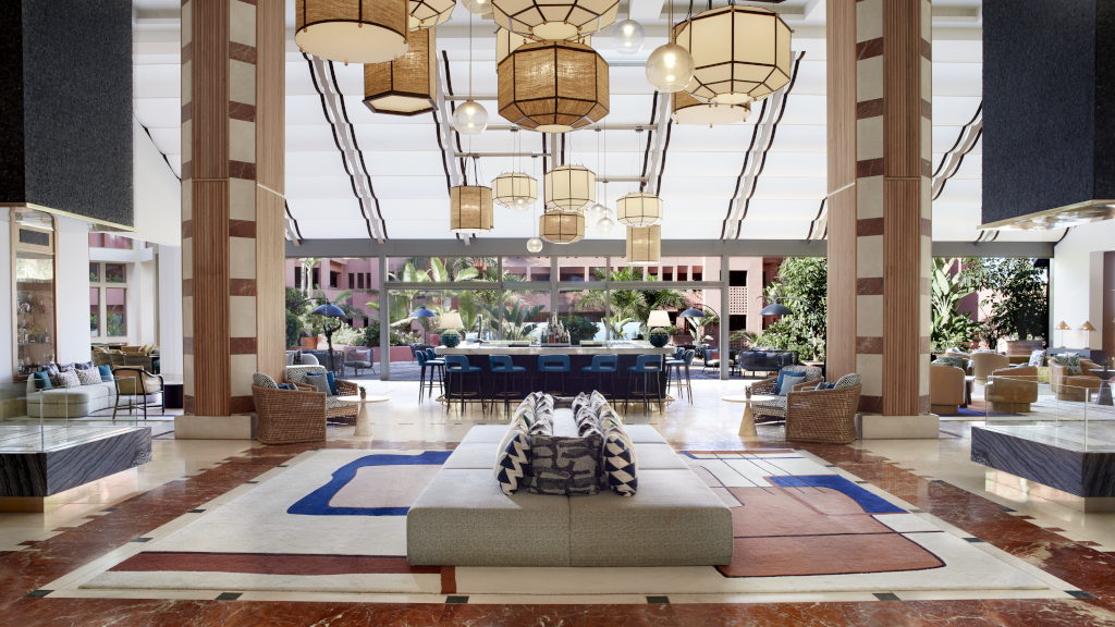 Lobby eines Hotels in Santa Cruz de Tenerife mit großen Leuchten und Sitzbereich.