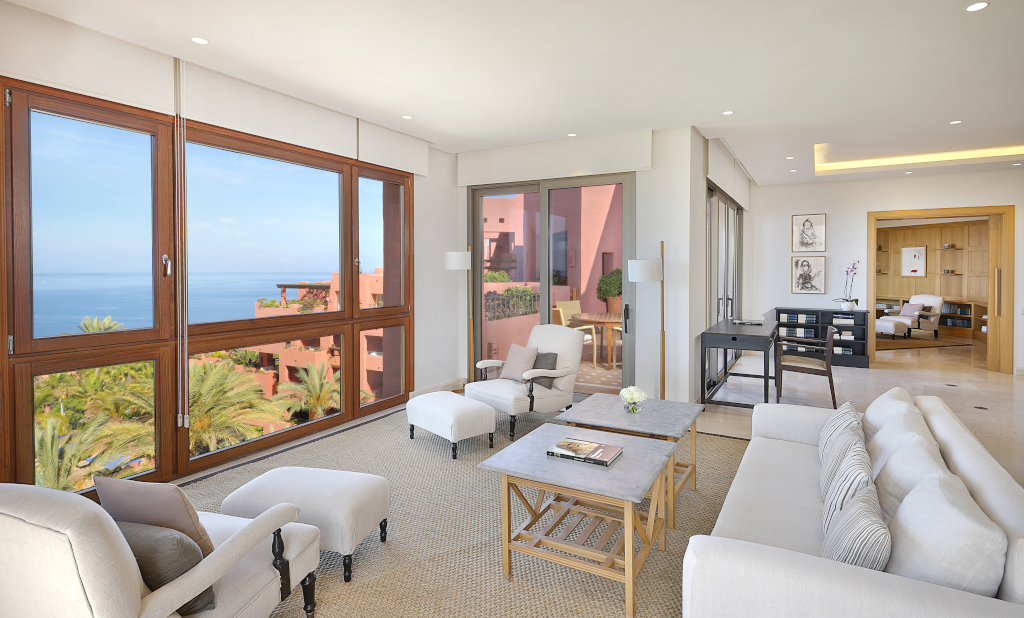 Wohnzimmer mit Sofas und Meerblick in einem Haus in Teneriffa.