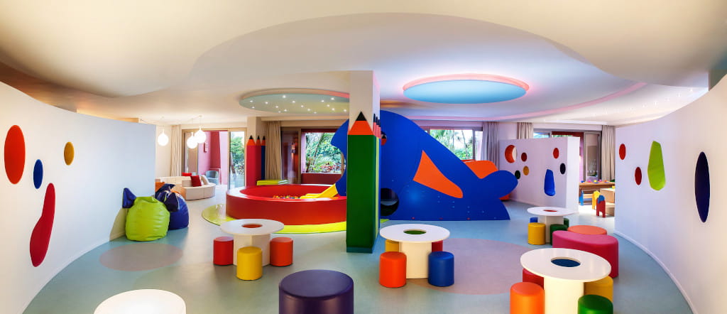 Bunter Kinderspielraum mit Tischen und Sitzsäcken in Tenerife.
