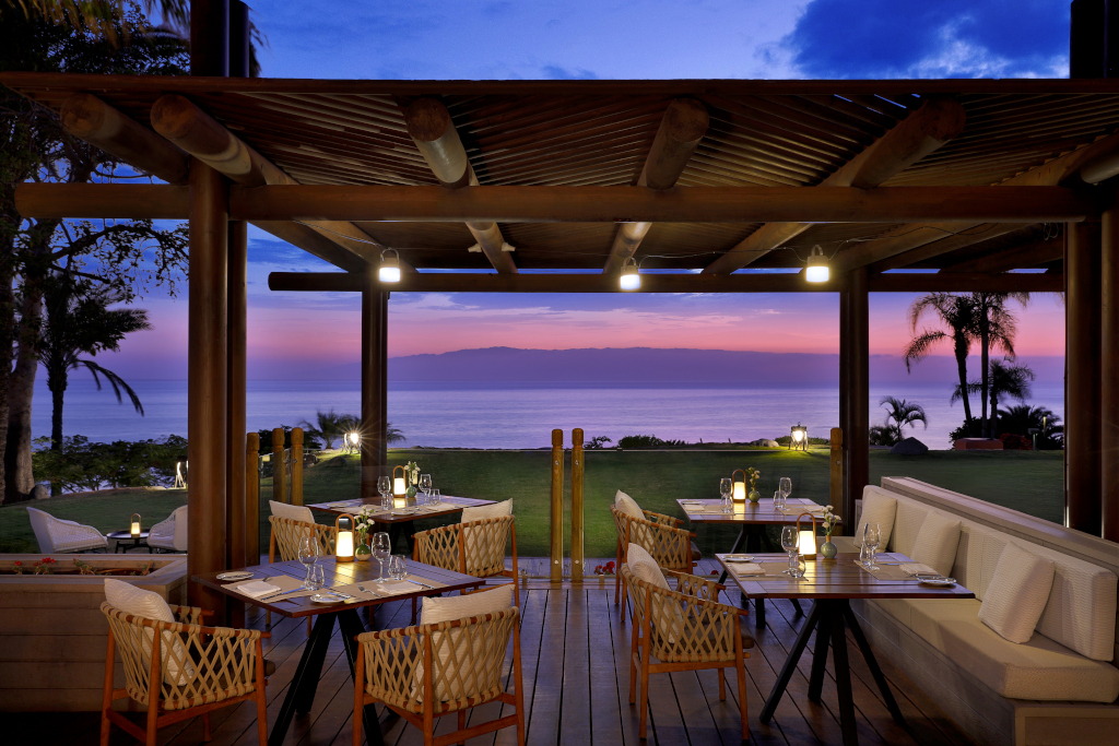 Restaurantterrasse mit Meerblick bei Sonnenuntergang in Tenerife.