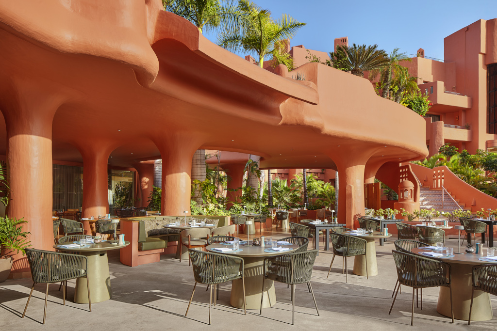 Restaurantterrasse mit Tischen und Stühlen in einem Hotel in Teneriffa.