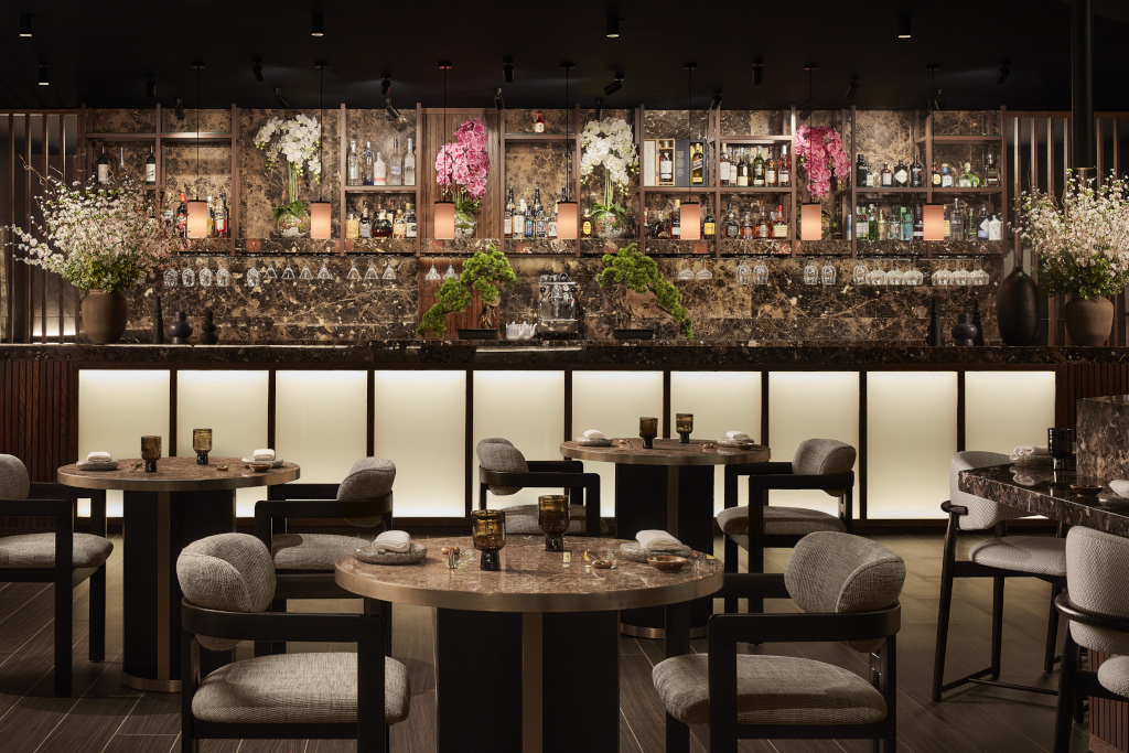 Restaurant mit eleganten Tischen und Bar im Hotel auf Teneriffa.