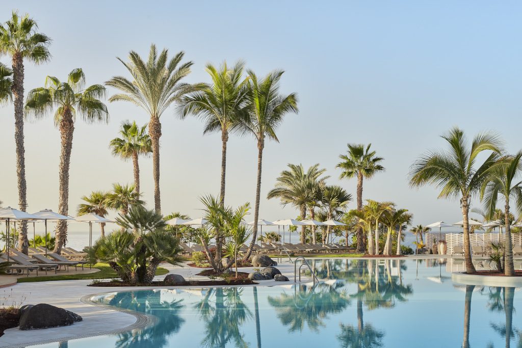 Pool mit Palmen in einem Resort in Costa Adeje, Teneriffa.