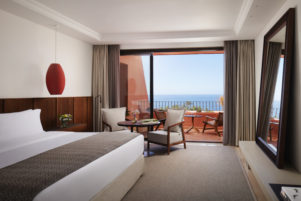 Hotelzimmer mit Balkon und Meerblick in Tenerife. Tisch und Stühle auf dem Balkon.