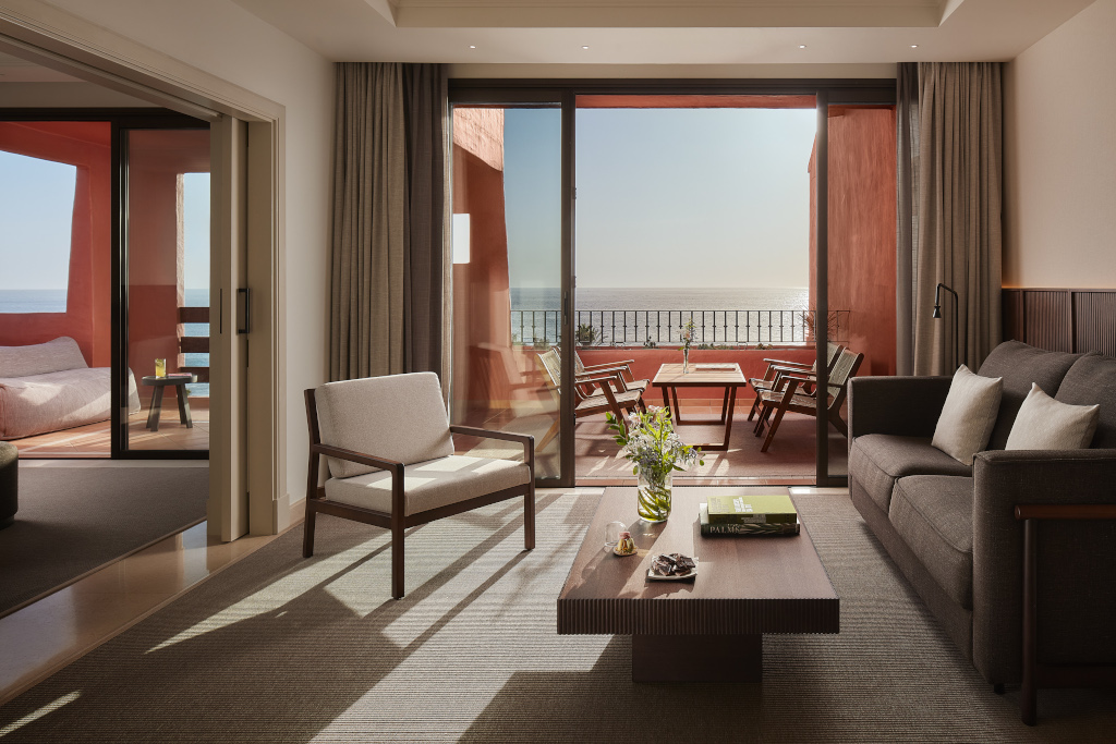 Wohnzimmer mit Balkon und Meerblick in einem Hotel in Teneriffa.