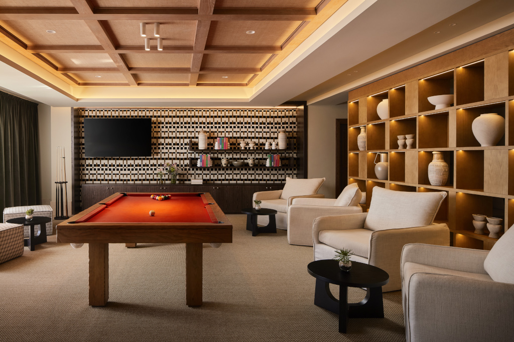 Spielzimmer mit Billardtisch und Fernseher, gemütliche Sessel, Regale in Teneriffa.