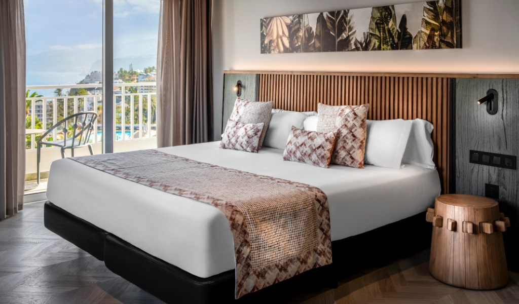 Moderne Schlafzimmer mit Doppelbett und Balkonblick in Puerto de la Cruz, Teneriffa.