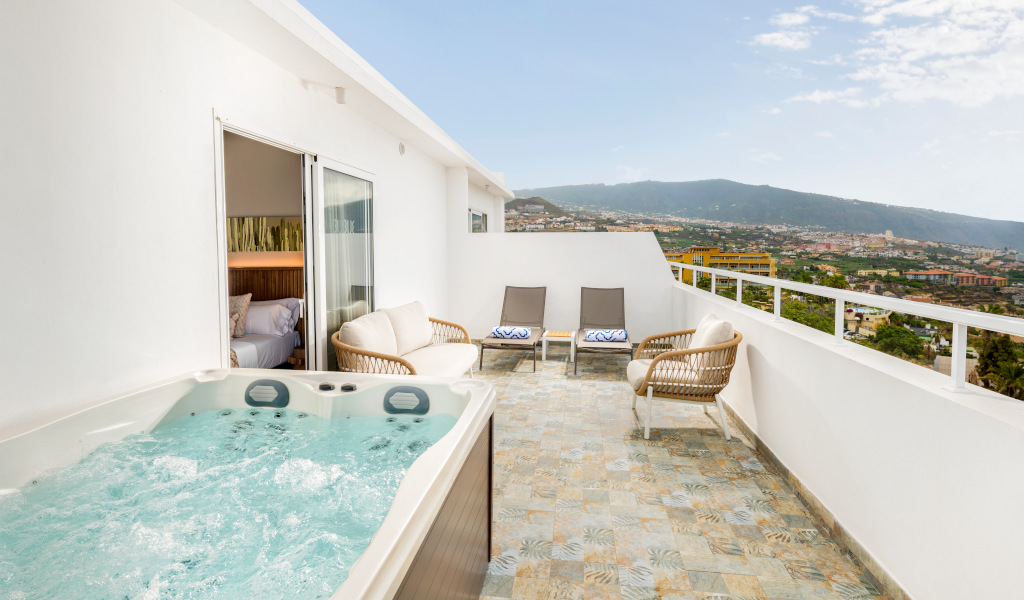 Private Terrasse mit Whirlpool und Sitzecke mit Blick auf Puerto de la Cruz in Tenerife.
