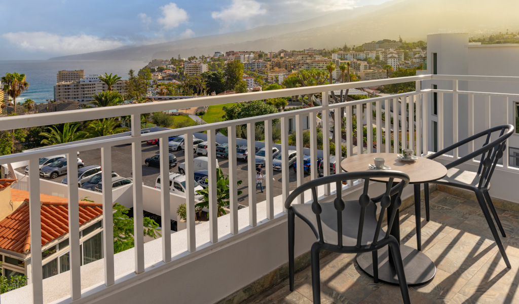 Balkon mit Blick auf Puerto de la Cruz und das Meer in Teneriffa.