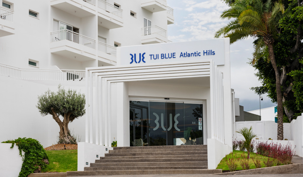TUI BLUE Atlantic Hills Eingang mit Treppen und Pflanzen in Tenerife.