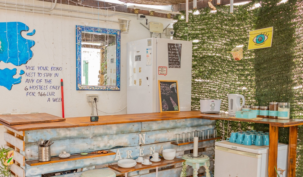 Rezeption im Hostel auf Teneriffa mit Schildern und Dekoration.