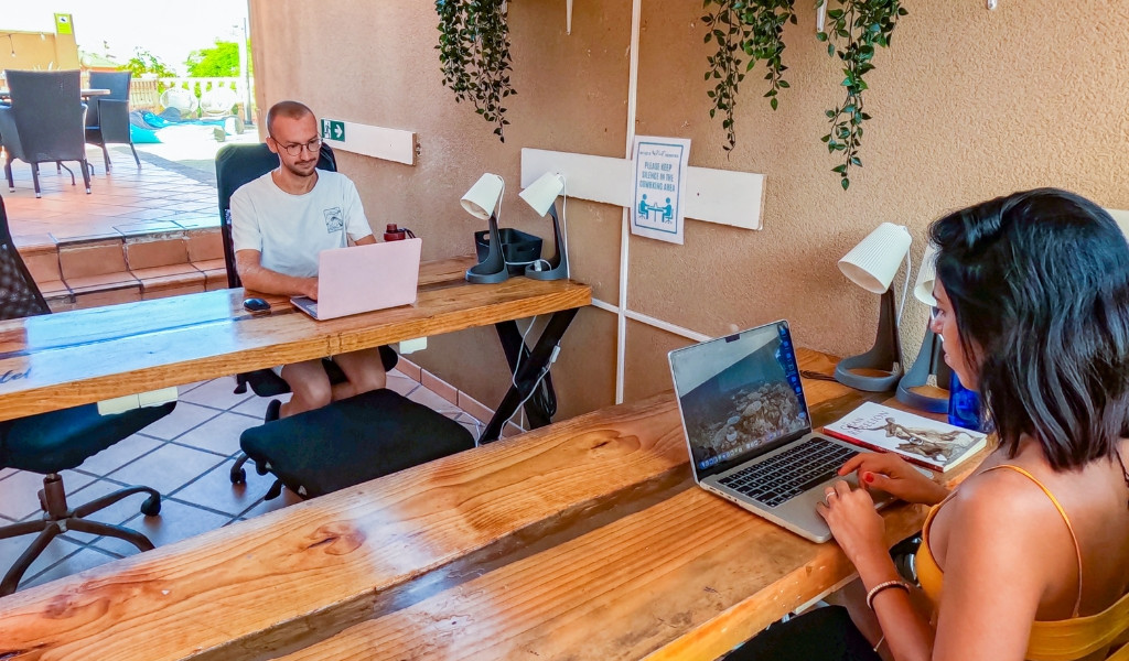 Personen arbeiten an Laptops in einem hellen Coworking-Bereich in Puerto de la Cruz.