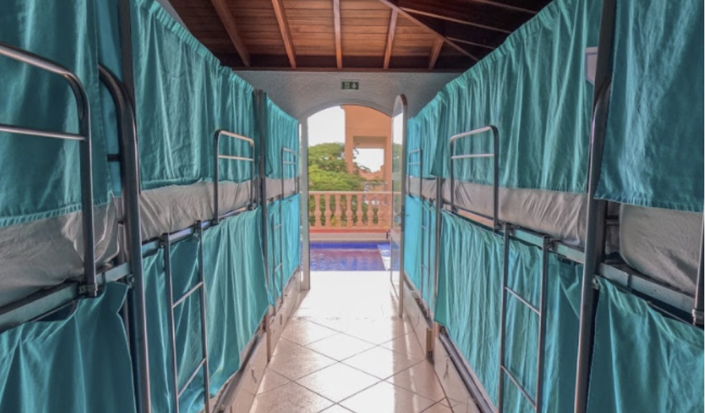 Schlafsaal mit Etagenbetten im Hostel, Blick auf einen Balkon in Tenerife.