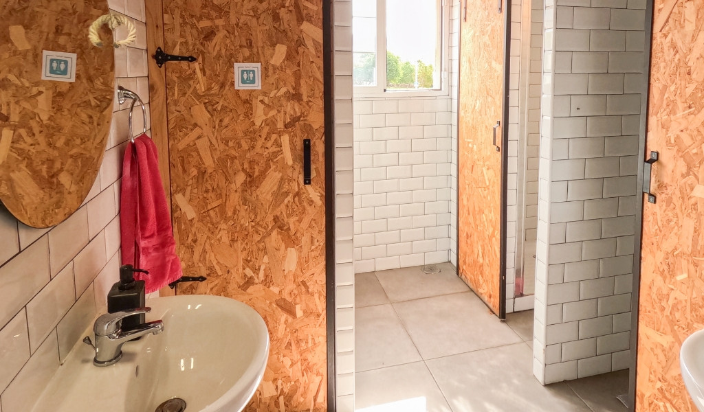 Öffentliche Toiletten mit Kiefernholztüren und Waschbecken in Arona, Teneriffa.