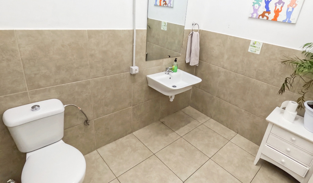 Toilette mit Waschbecken, Spiegel und Handtuch in einem Badezimmer in Tenerife.