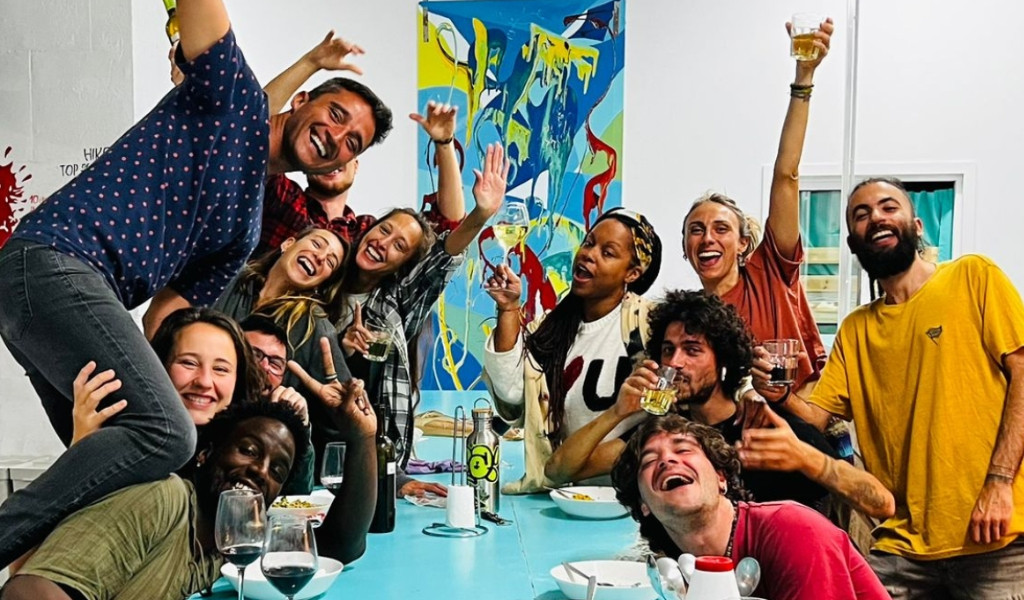 Gruppe von Personen lacht und hebt Gläser an einem Tisch in Santa Cruz de Tenerife.