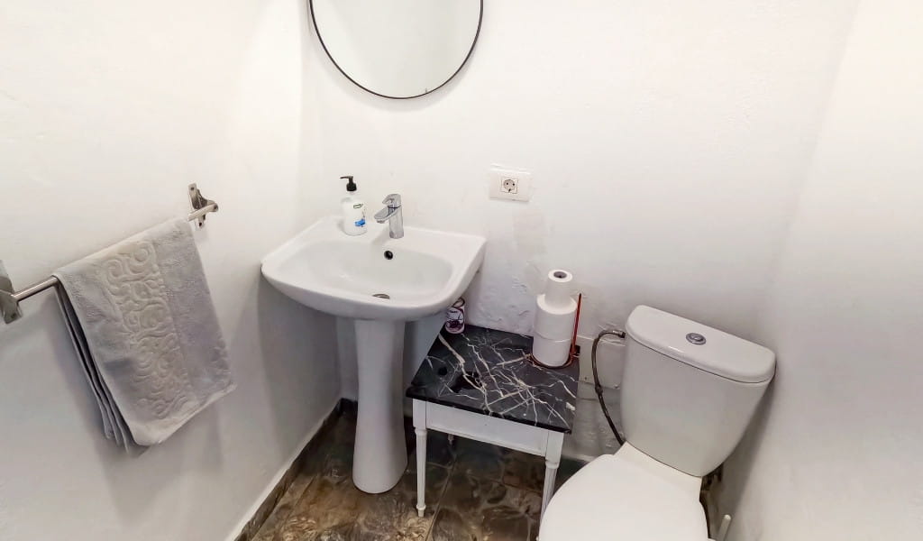 Waschbecken und Toilette in einem kleinen Badezimmer in Teneriffa.
