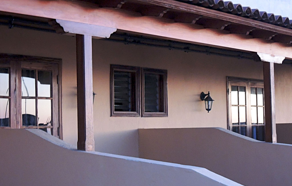 Holzveranda mit Fenstern und Lampe in einem Gebäude in Puerto de la Cruz