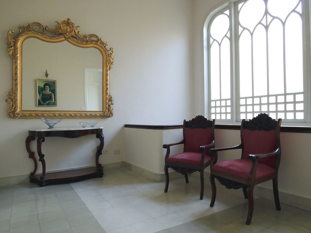 Antiker Spiegel, Gemälde und zwei Sessel in Salon, Teneriffa.