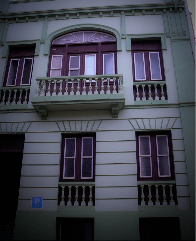 Historische Fassade mit vier Fenstern und Balkon in Santa Cruz de Tenerife.