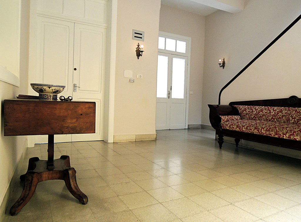 Wohnzimmer mit Holztisch, Schüssel und Sofa in einem Haus auf Teneriffa.