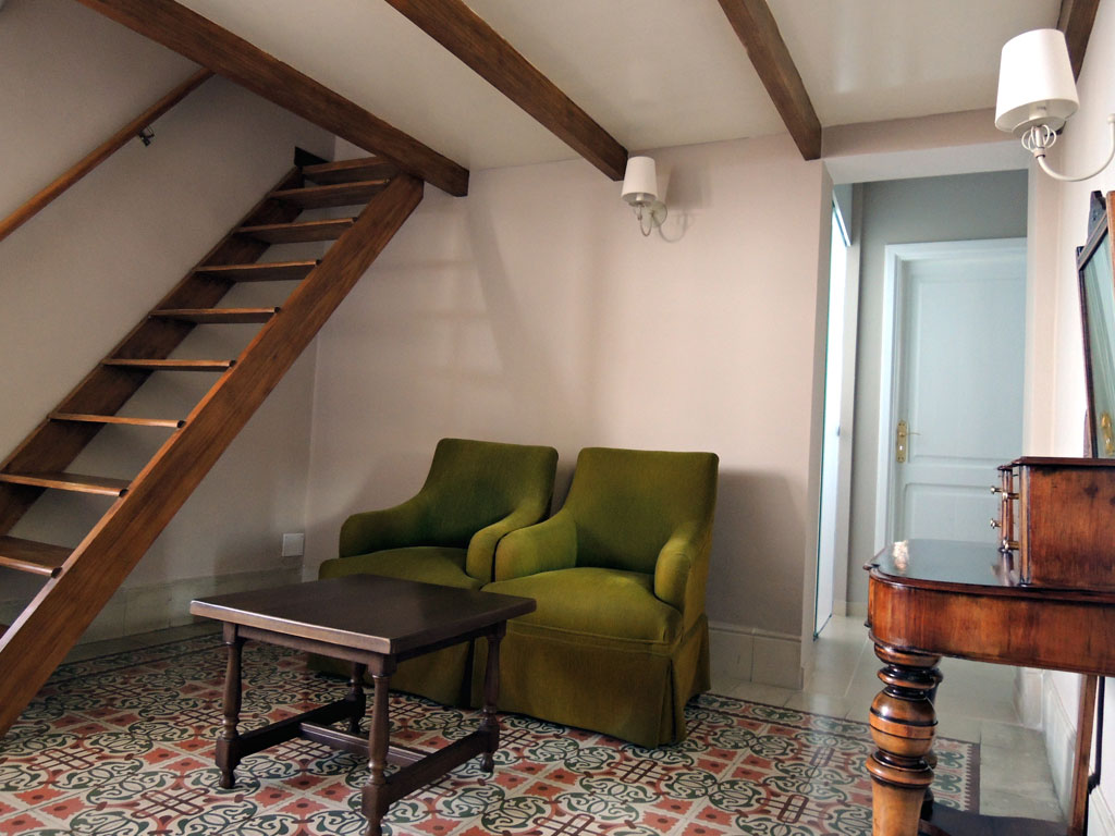 Wohnzimmer mit grünen Sesseln und Treppe in La Orotava, Teneriffa.