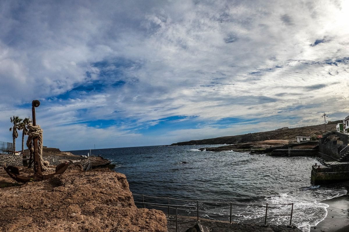 Altes Anker an der Küste von Tajao, Teneriffa, mit Blick auf das Meer.