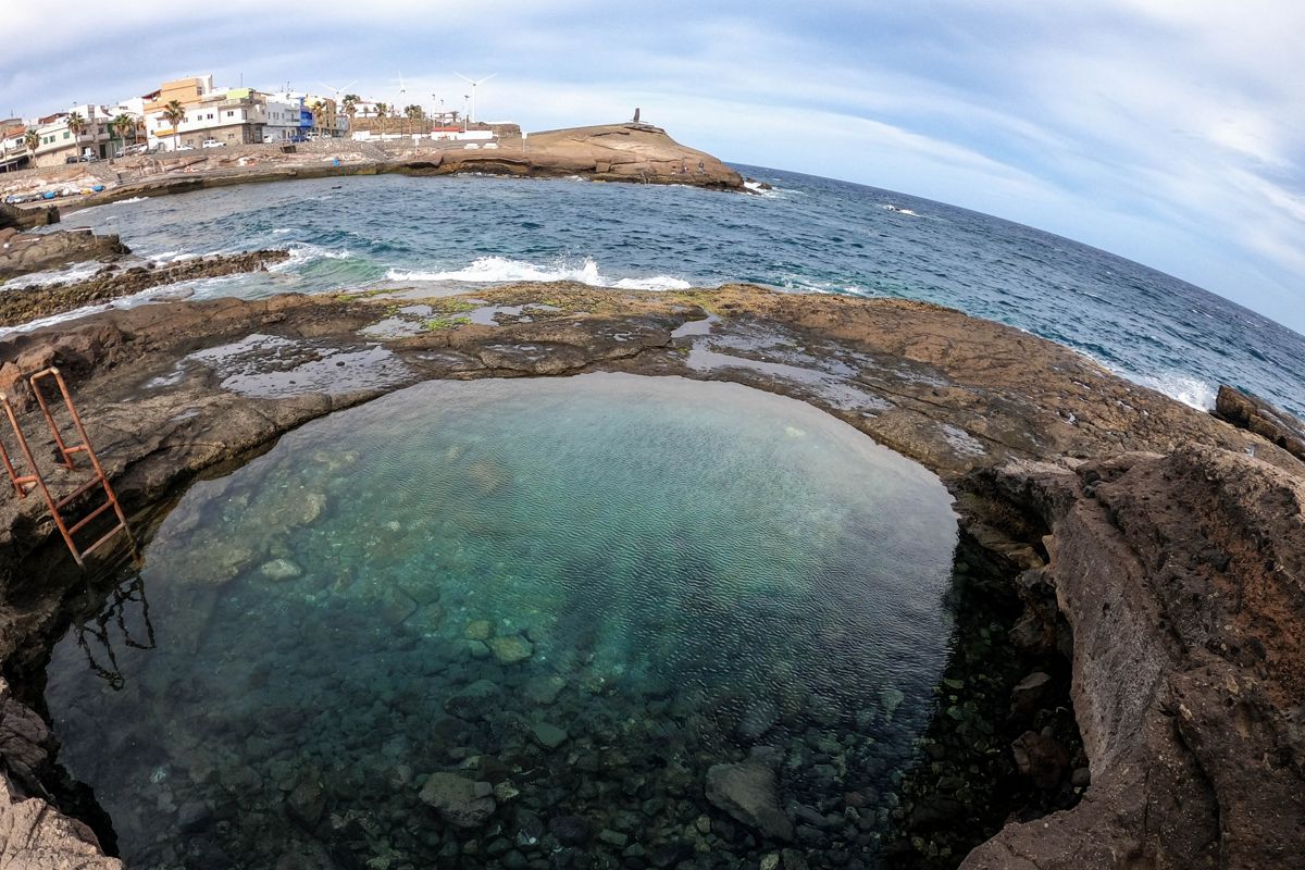 Natürlicher Pool an der Küste von Tajao, Teneriffa, mit klarem Wasser und Felsen.