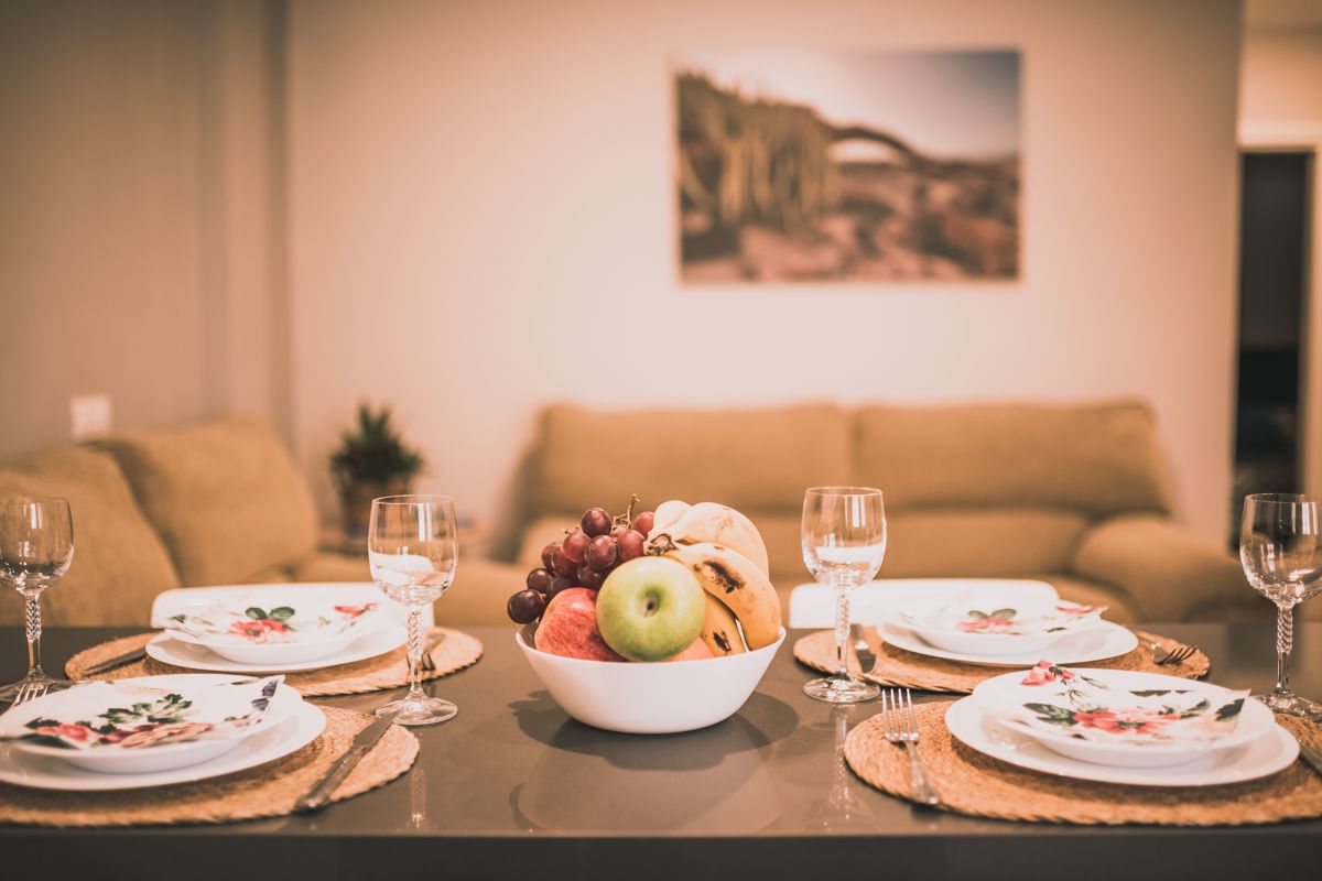 Gedeckter Tisch mit Obstschale im Wohnzimmer in Teneriffa.