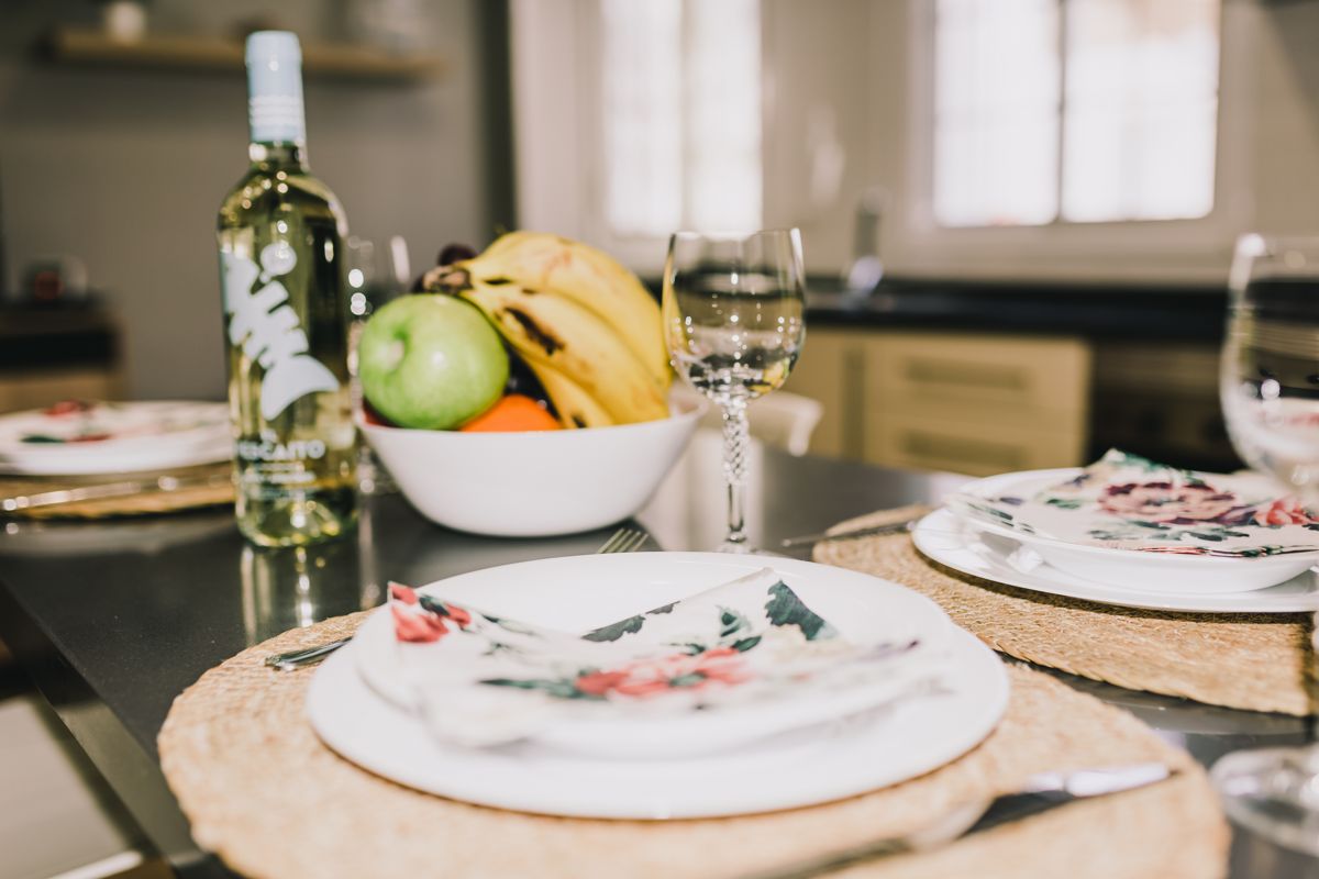 Gedeckter Tisch in Küche mit Obstschale und Weinflasche, Teneriffa.