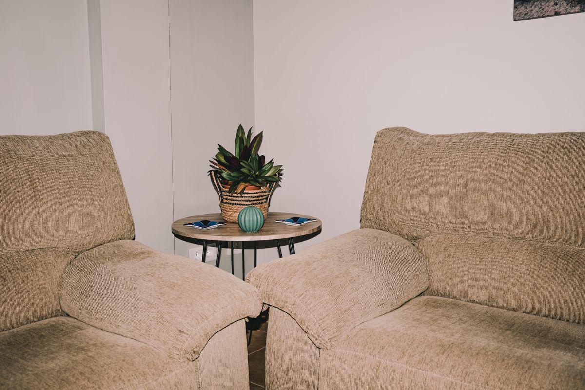 Zwei beige Sofas und Beistelltisch mit Pflanze in Santa Cruz de Tenerife.