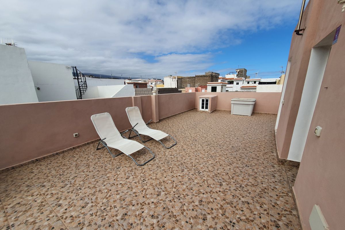 Zwei Liegestühle auf der Terrasse mit Stadtblick in Icod de los Vinos.