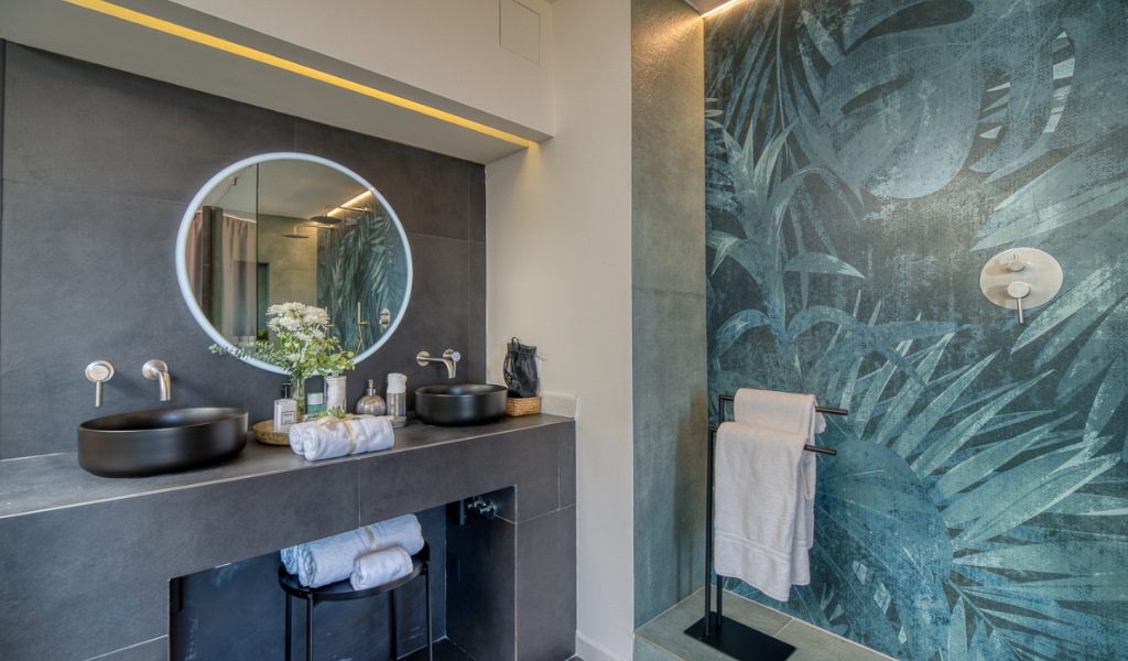 Modernes Badezimmer mit großem Spiegel, Waschtisch und Dusche in La Laguna, Teneriffa.