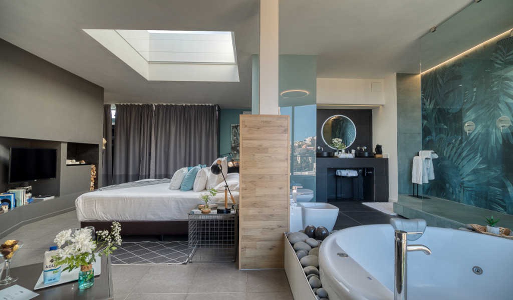 Luxuriöses Schlafzimmer mit Whirlpool, Badezimmer und Fernseher in Costa Adeje, Teneriffa.