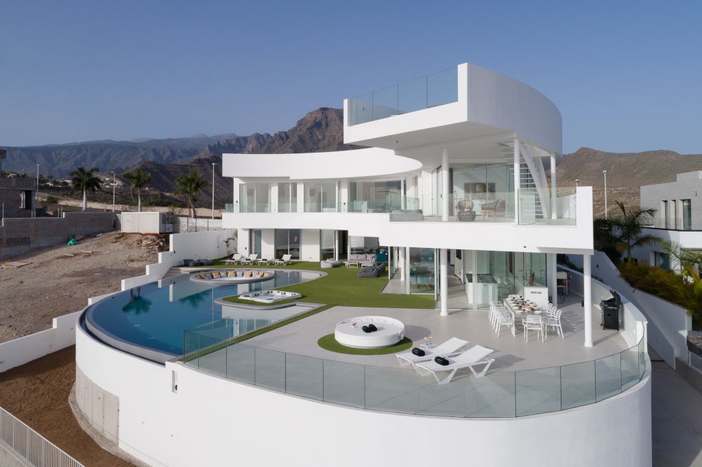 Moderne Villa mit Pool und möblierter Terrasse in Adeje, Teneriffa.