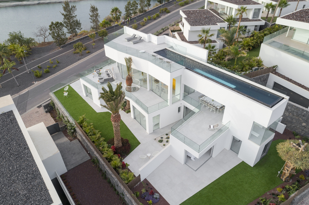 Moderne Villa mit Pool und Garten in Adeje, Teneriffa.