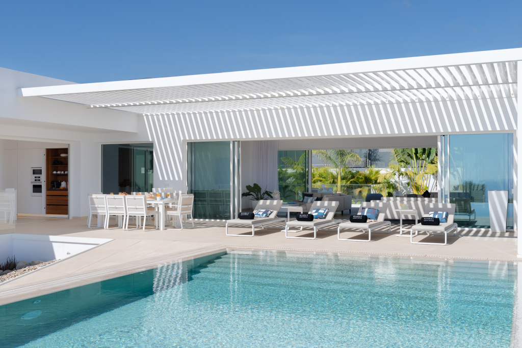 Moderne Terrasse mit Pool und Sonnenliegen in Costa Adeje, Teneriffa.