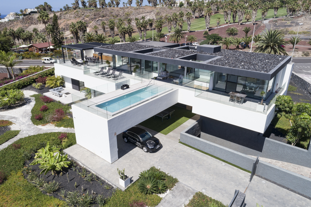 Moderne Villa mit Pool und Garten auf zwei Etagen in Adeje, Teneriffa.