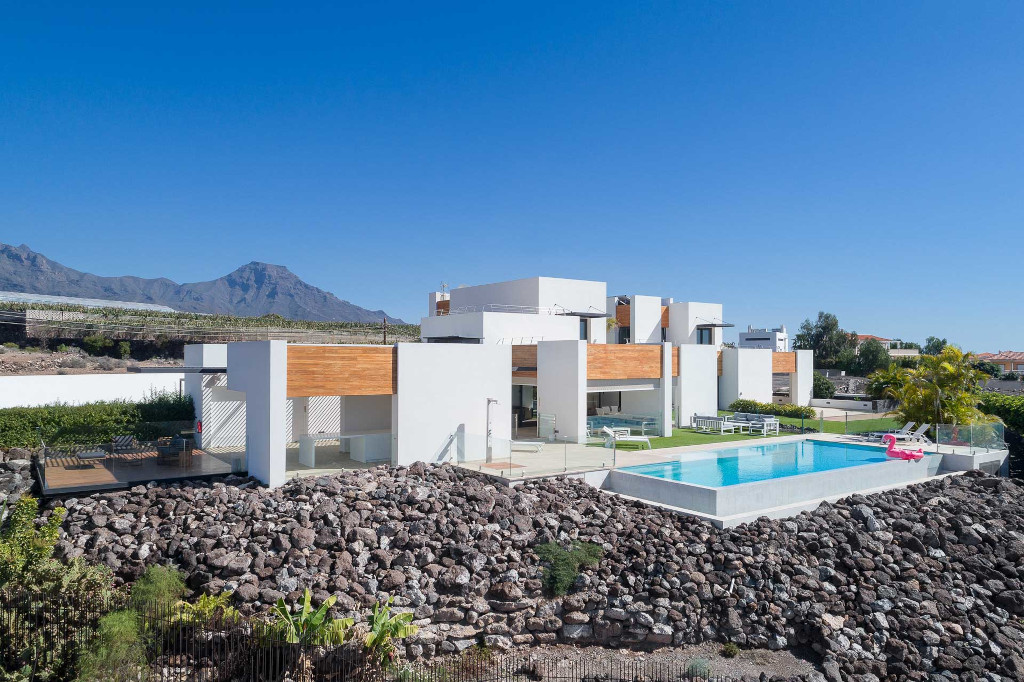 Moderne Villa mit Pool und Blick auf die Berge in Costa Adeje, Teneriffa.